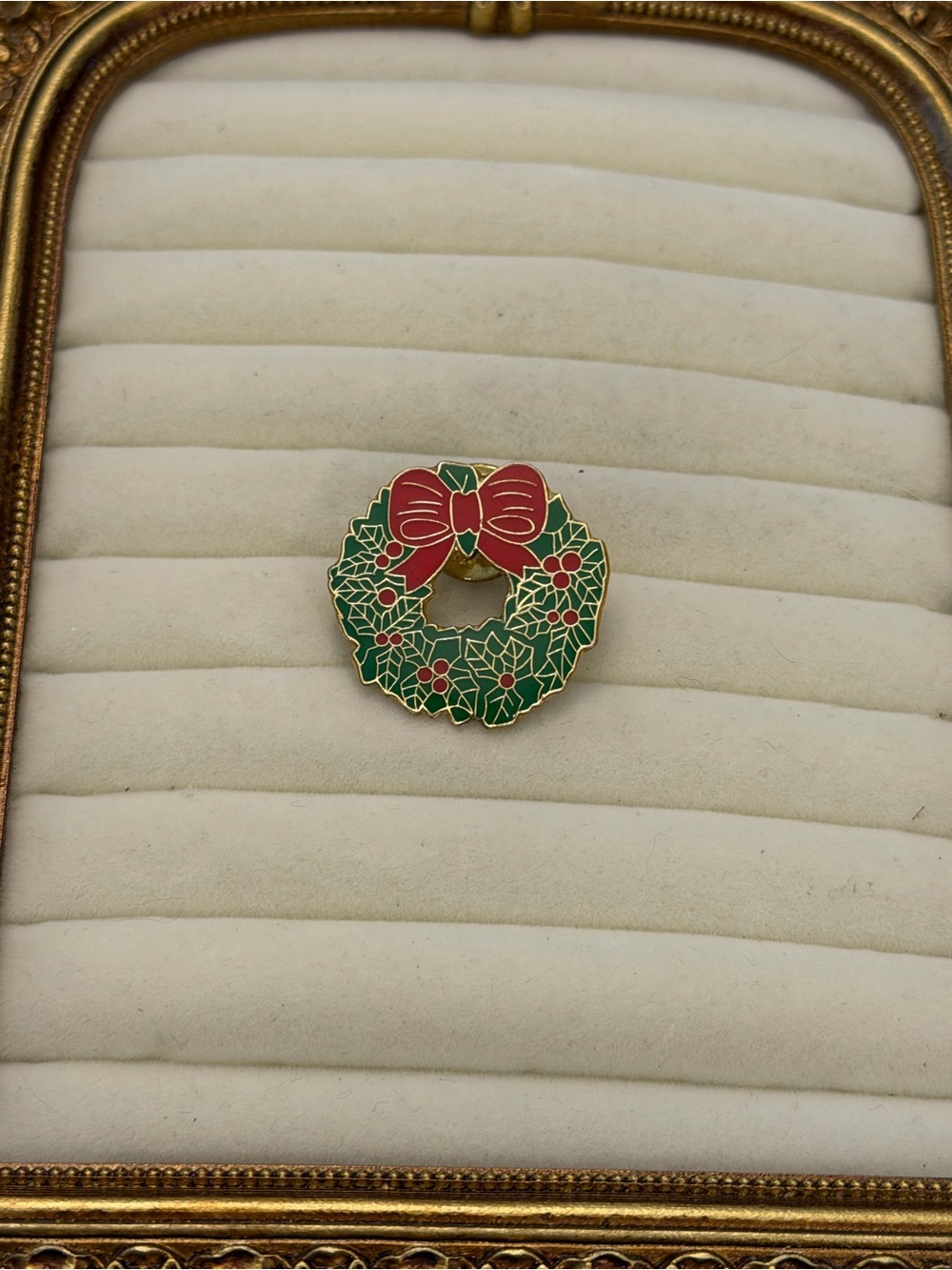 Christmas Wreath with Red Bow Vintage Lapel Pin Shiny Enamel Gold Tone Festive